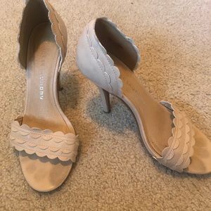 Chinese Laundry nude scalloped heal.